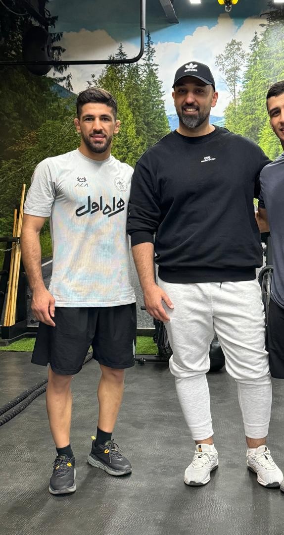 علی قلی‌زادگان در کنار دکتر حامد ظرافتی
